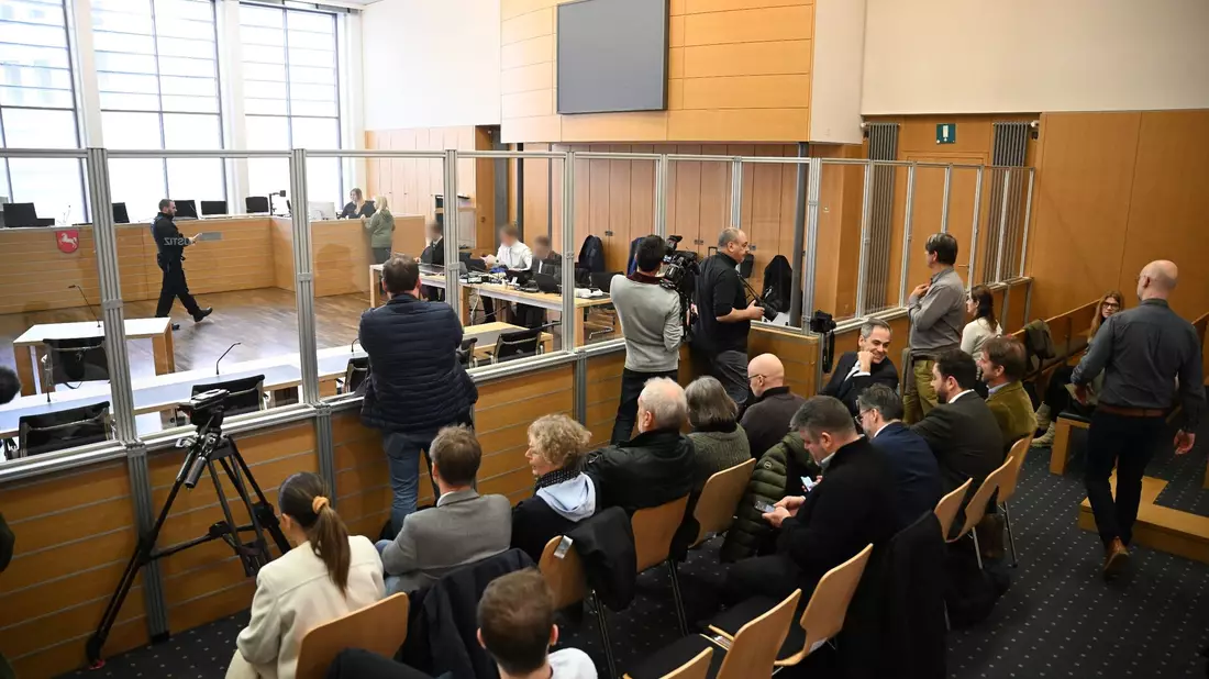 Der Angeklagte Christian B. kommt mit Handschellen in den Gerichtssaal im Landgericht Braunschweig. - Bild: Julian Stratenschulte/dpa Pool/dpa