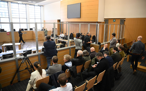 Der Angeklagte Christian B. (l) im Landgericht Braunschweig neben seinen Anwälten. - Foto: Julian Stratenschulte/dpa Pool/dpa