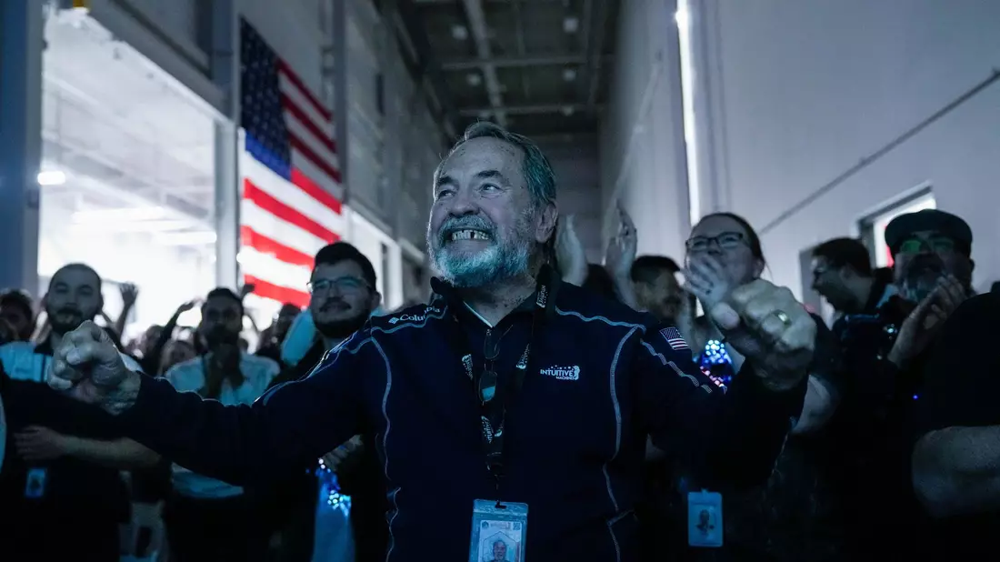 Dan Harrison, Konstrukteur des Haupttriebwerkskontrollcomputers von Intuitive Machines, jubelt im Kreise seiner Kollegen. - Bild: Raquel Natalicchio/Houston Chronicle via AP/dpa