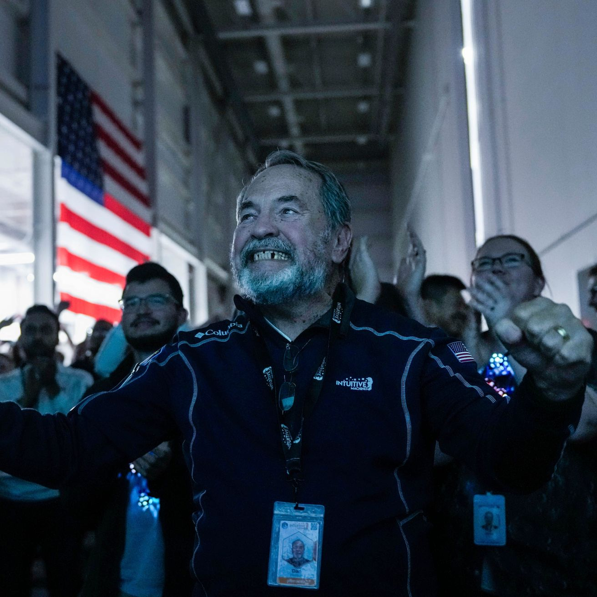 Dan Harrison, Konstrukteur des Haupttriebwerkskontrollcomputers von Intuitive Machines, jubelt im Kreise seiner Kollegen. - Foto: Raquel Natalicchio/Houston Chronicle via AP/dpa
