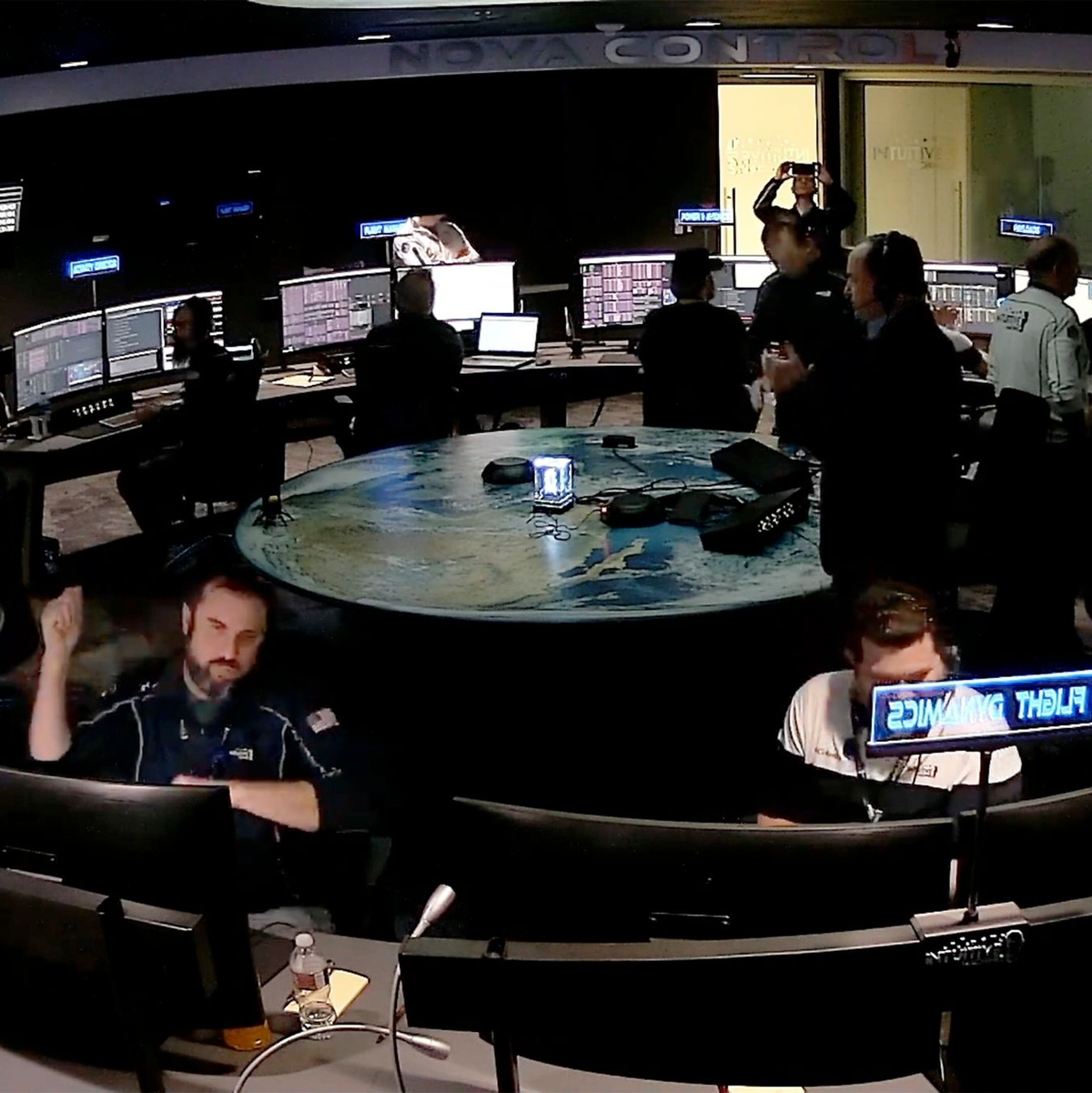 Das Personal im Kontrollraum in Houston feiert, nachdem das private Raumschiff auf dem Mond gelandet ist. - Foto: -/Intuitive Machines via AP/dpa