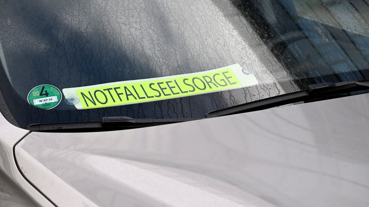 Notfallseelsorger sind zu dem Wuppertaler Gymnasium gekommen, an dem ein Schüler andere mit einem Messer attackiert hat. - Foto: Roberto Pfeil/dpa