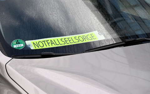 Notfallseelsorger sind zu dem Wuppertaler Gymnasium gekommen, an dem ein Schüler andere mit einem Messer attackiert hat. - Foto: Roberto Pfeil/dpa