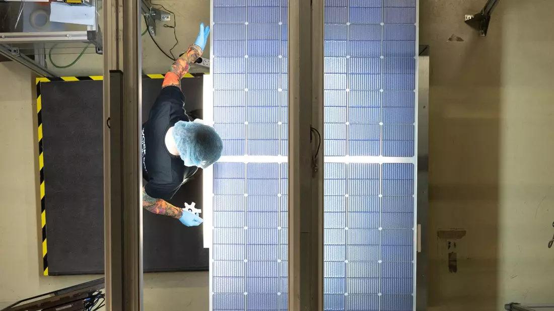Solarkonzern Meyer Burger: Am Standort Freiberg sind 500 Arbeitskräfte beschäftigt. - Bild: Sebastian Kahnert/dpa-Zentralbild/dpa