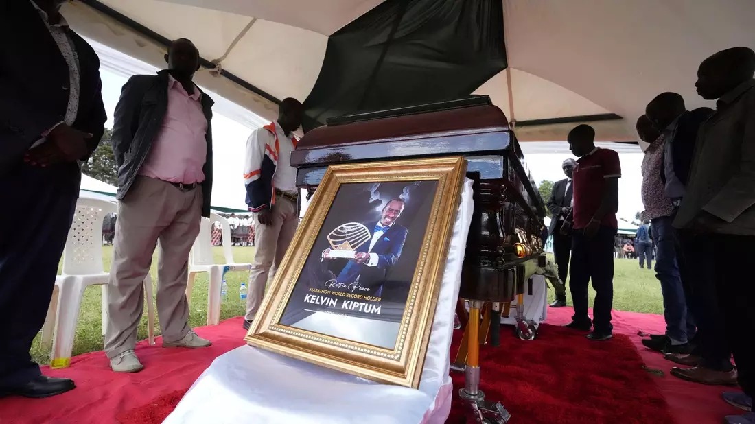 Familie und Freunde stehen vor dem Sarg des kenianischen Sportlers Kelvin Kiptum. - Bild: Brian Inganga/AP/dpa