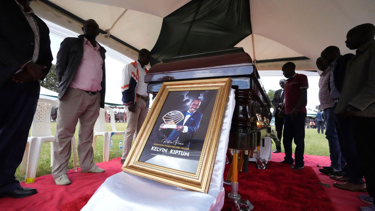 Familie und Freunde stehen vor dem Sarg des kenianischen Sportlers Kelvin Kiptum. - Foto: Brian Inganga/AP/dpa