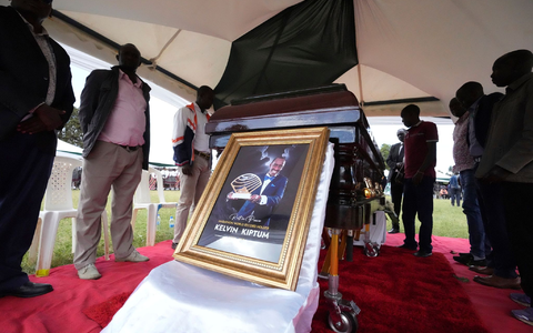 Familie und Freunde stehen vor dem Sarg des kenianischen Sportlers Kelvin Kiptum. - Foto: Brian Inganga/AP/dpa
