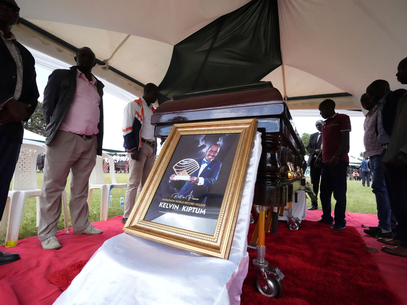 Familie und Freunde stehen vor dem Sarg des kenianischen Sportlers Kelvin Kiptum. - Foto: Brian Inganga/AP/dpa