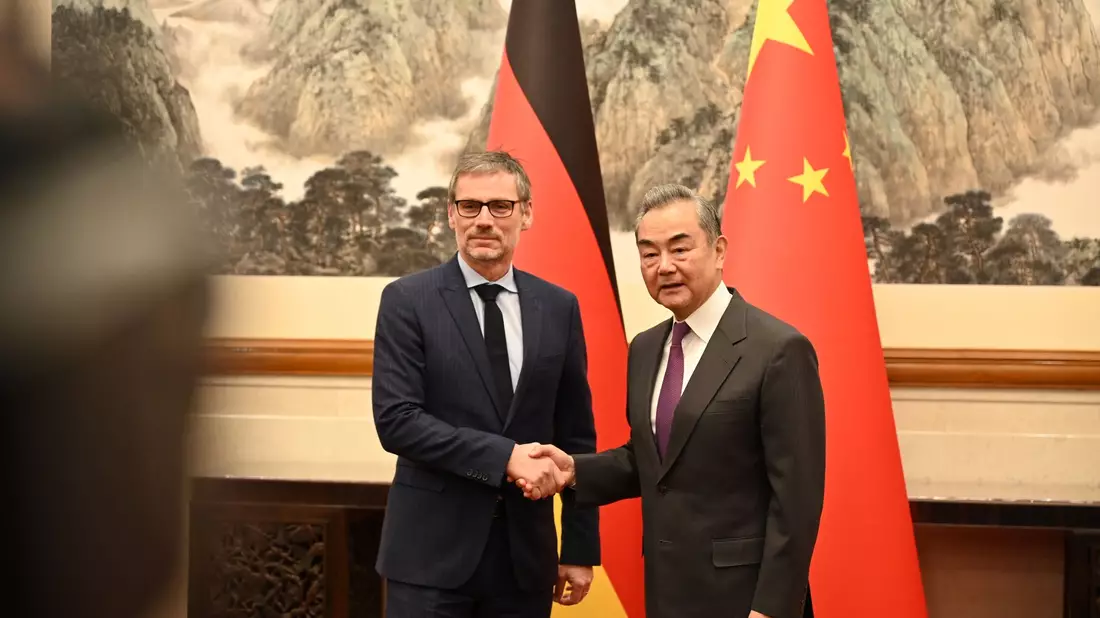 Jens Plötner (l) steht neben Chinas Außenminister Wang Yi. - Bild: Johannes Neudecker/dpa