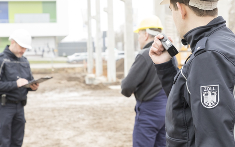 HZA-MD: Bundesweite Schwerpunktprüfung gegen Schwarzarbeit / Baustellen im Visier: Flucht verhindert; Ermittlungsverfahren eingeleitet; Zoll stellt zahlreiche Verstöße auf Baustellen in Sachsen-Anhalt fest - Foto: presseportal.de