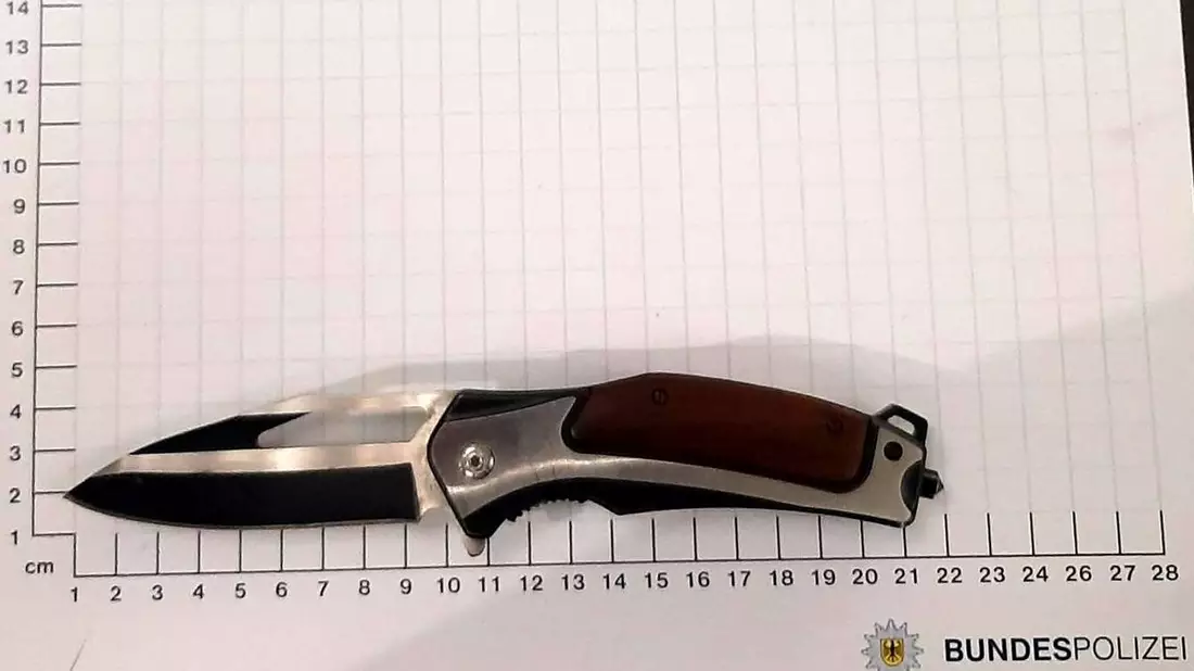 BPOL NRW: Bundespolizisten stellen Messer bei 37-Jährigen fest - Bild: presseportal.de
