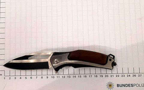 BPOL NRW: Bundespolizisten stellen Messer bei 37-Jährigen fest - Foto: presseportal.de