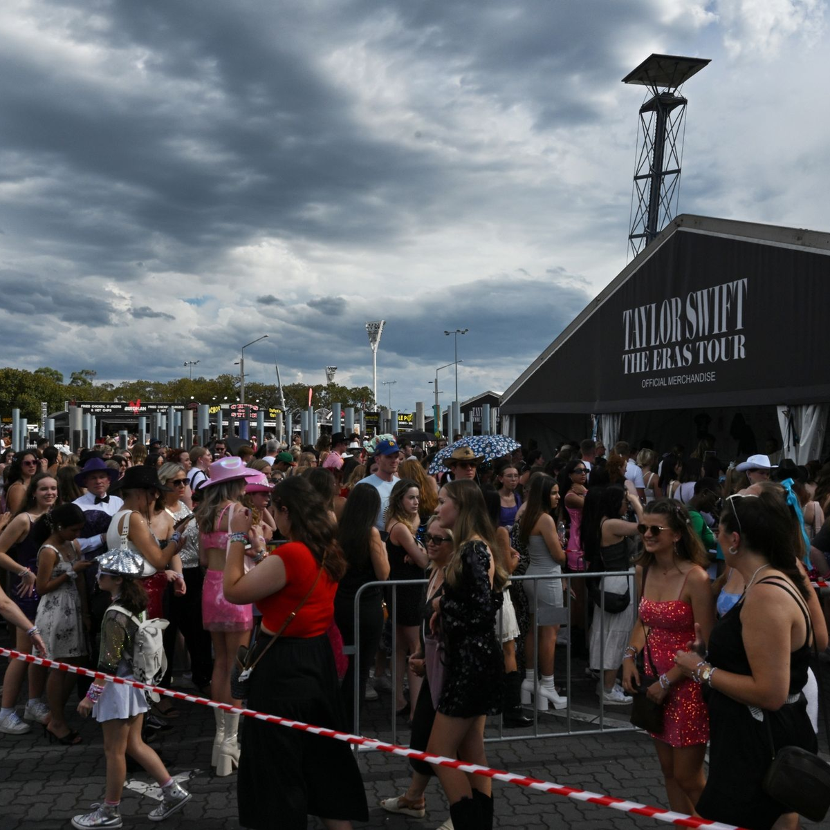 Gewitterwolken ziehen auf, als Tausende von Konzertbesuchern zum ersten von vier Konzerten der Taylor Swift «The Eras Tour» eintreffen. - Foto: Dean Lewins/AAP/dpa