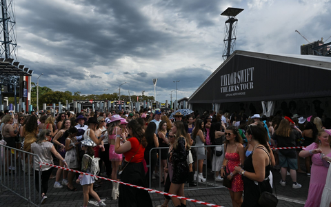 Fans kleiden sich für die Swift-Shows in fantasievollen und bunten Glitzer-Outfits. (Archivfoto) - Foto: Dean Lewins/AAP/dpa