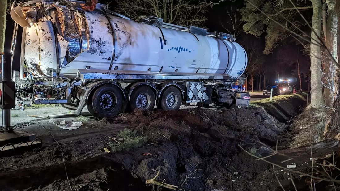 FW-ROW: Tanklastzug kippt im Trochel um - Bild: presseportal.de