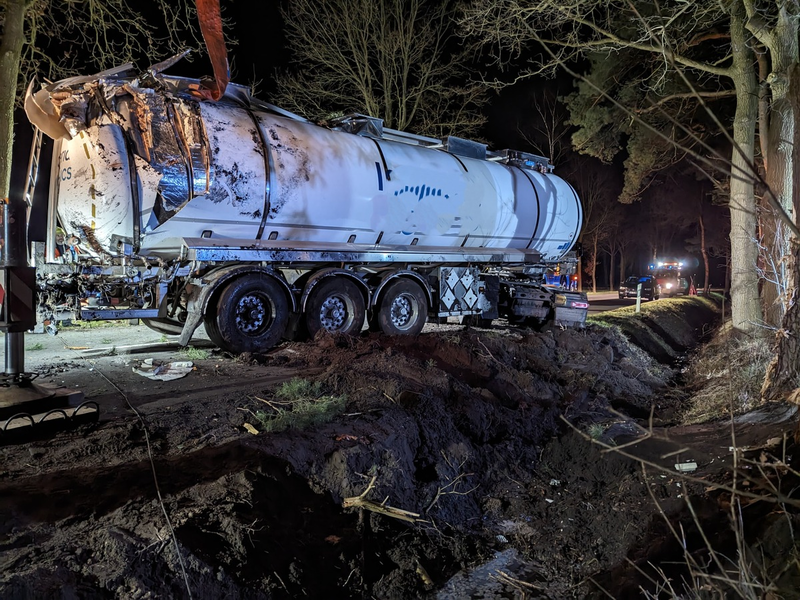 FW-ROW: Tanklastzug kippt im Trochel um - Foto: presseportal.de