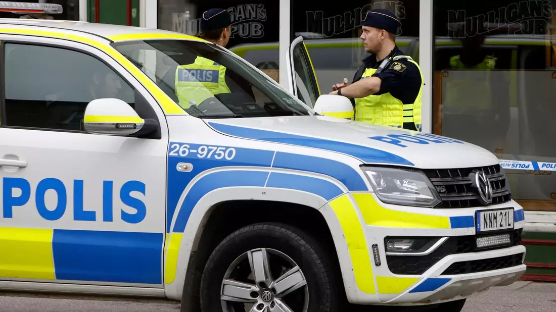 Polizei in Sandviken, etwa 162 Kilometer nordwestlich von Stockholm, vor einer Kneipe. Mehrere Tausend Menschen in Schweden sind in Bandenkriminalität verwickelt. - Bild: Henrik Hansson/TT News Agency/AP/dpa