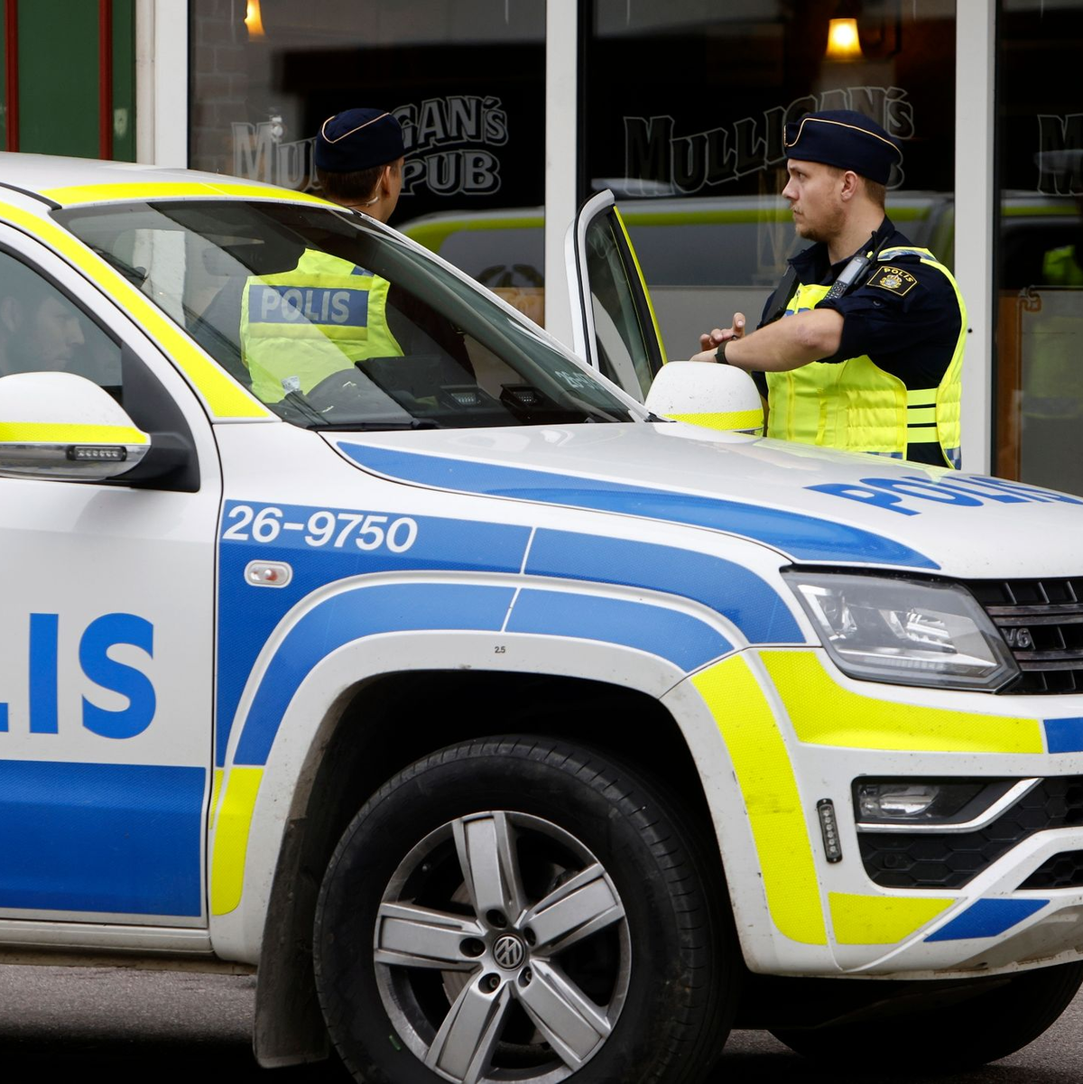 Polizei in Sandviken, etwa 162 Kilometer nordwestlich von Stockholm, vor einer Kneipe. Mehrere Tausend Menschen in Schweden sind in Bandenkriminalität verwickelt. - Foto: Henrik Hansson/TT News Agency/AP/dpa