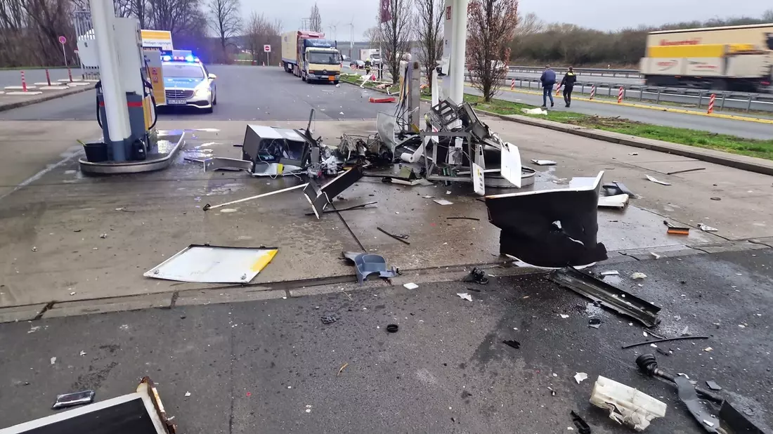 POL-GÖ: (77/2024) Spektakulärer Unfall mit hohem Sachschaden auf Rastanlage Göttingen-Ost - Geländewagen prallt gegen geparkte LKW und Zapfsäulen, Fahrer mutmaßlich erheblich alkoholisiert - Bild: presseportal.de