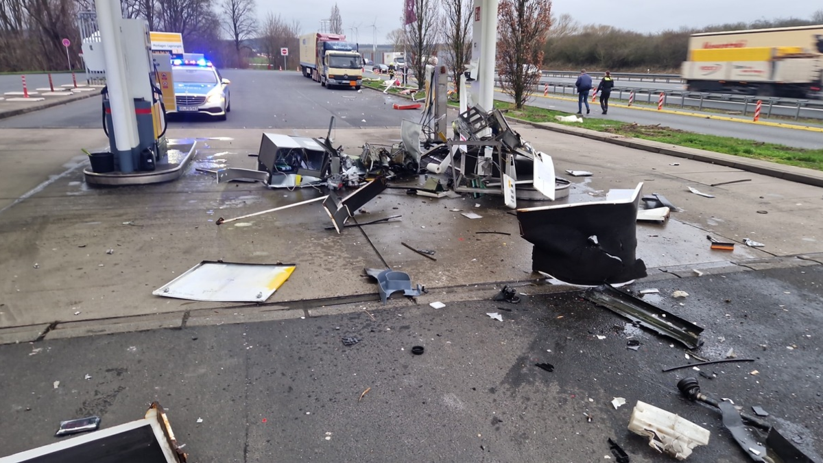 POL-GÖ: (77/2024) Spektakulärer Unfall mit hohem Sachschaden auf Rastanlage Göttingen-Ost - Geländewagen prallt gegen geparkte LKW und Zapfsäulen, Fahrer mutmaßlich erheblich alkoholisiert - Foto: presseportal.de