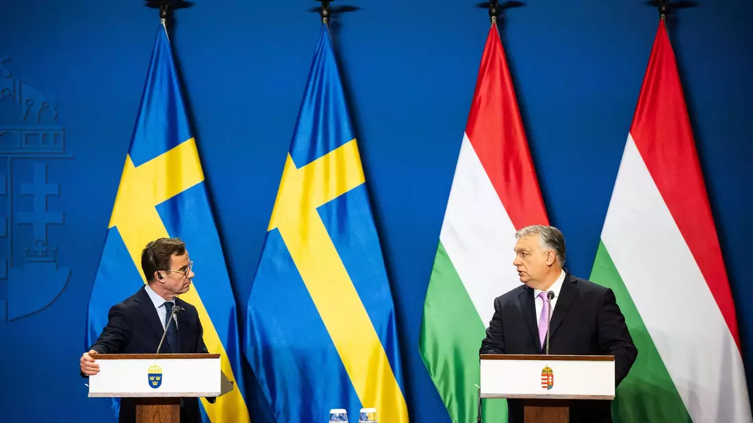 Der ungarische Ministerpräsident Viktor Orban (r) spricht mit dem schwedischen Premierminister Ulf Kristersson während einer Pressekonferenz in Budapest. - Bild: Marton Monus/dpa