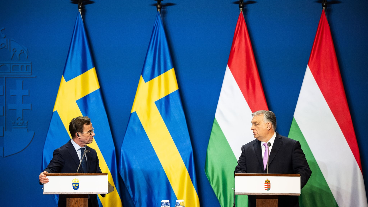 Der ungarische Ministerpräsident Viktor Orban (r) spricht mit dem schwedischen Premierminister Ulf Kristersson während einer Pressekonferenz in Budapest. - Foto: Marton Monus/dpa