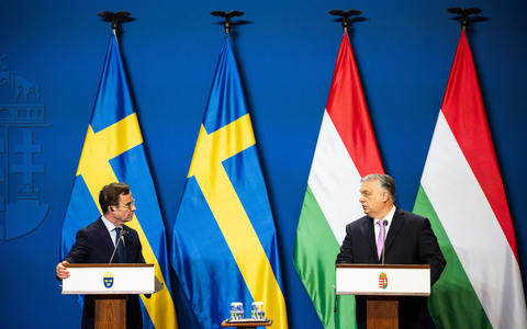 Der ungarische Ministerpräsident Viktor Orban (r) spricht mit dem schwedischen Premierminister Ulf Kristersson während einer Pressekonferenz in Budapest. - Foto: Marton Monus/dpa