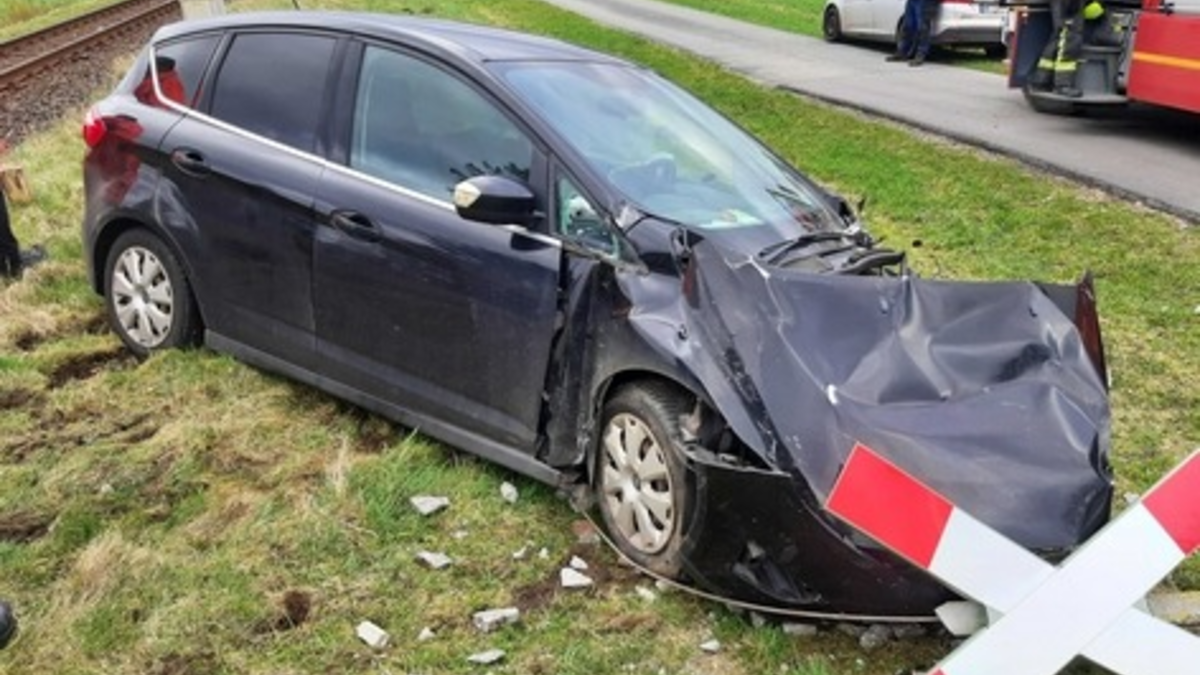 BPOL-FL: Rosendahl - Zug kollidiert mit PKW auf Bahnübergang - Fahrerin leicht verletzt - Foto: presseportal.de