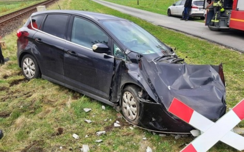 BPOL-FL: Rosendahl - Zug kollidiert mit PKW auf Bahnübergang - Fahrerin leicht verletzt - Foto: presseportal.de