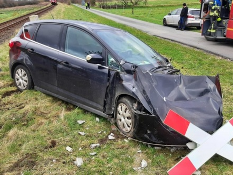 BPOL-FL: Rosendahl - Zug kollidiert mit PKW auf Bahnübergang - Fahrerin leicht verletzt - Foto: presseportal.de