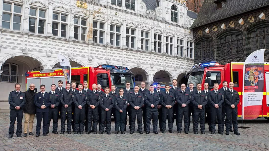 FW-HL: Ernennung und Vereidigung bei der Berufsfeuerwehr Lübeck / 25 Anwärter:innen beginnen Ausbildung bei der Feuerwehr - Bild: presseportal.de