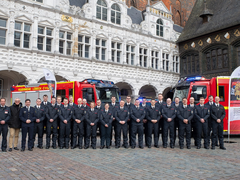 FW-HL: Ernennung und Vereidigung bei der Berufsfeuerwehr Lübeck / 25 Anwärter:innen beginnen Ausbildung bei der Feuerwehr - Foto: presseportal.de