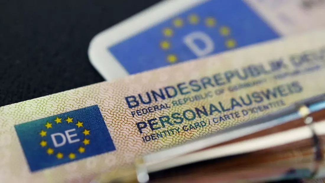 Immer mehr Bundesbürger verfügen über einen elektronischen Personalausweis mit dazugehöriger PIN. (Symbolbild) - Bild: Marijan Murat/dpa
