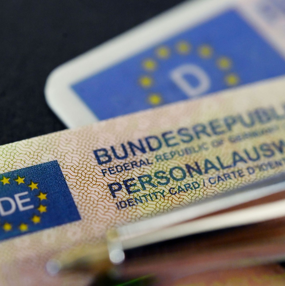 Wer 16 Jahre oder älter ist, kann seinen neuen Personalausweis auch per Post zugestellt bekommen. (Symbolbild)  - Foto: Marijan Murat/dpa