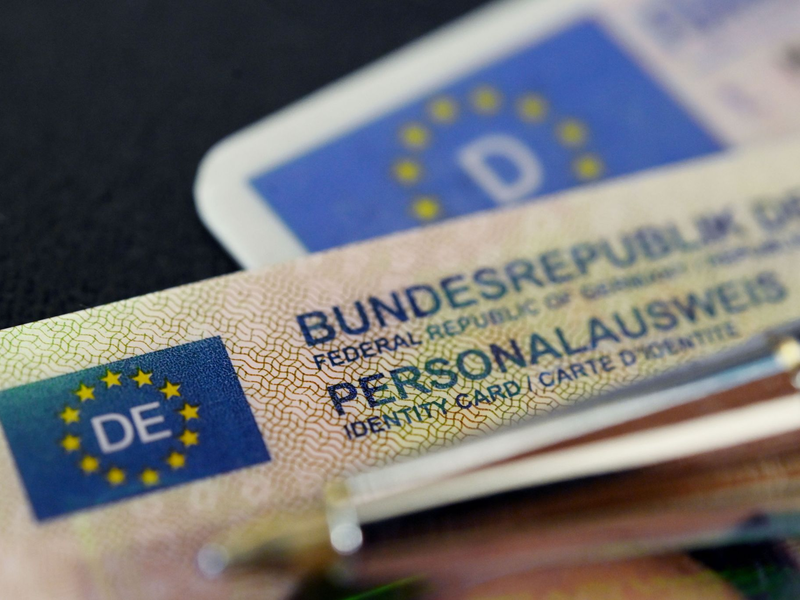 Neue Ausweisdokumente können sich Antragsteller demnächst gegen eine Gebühr per Post liefern lassen. (Symbolbild)  - Foto: Marijan Murat/dpa