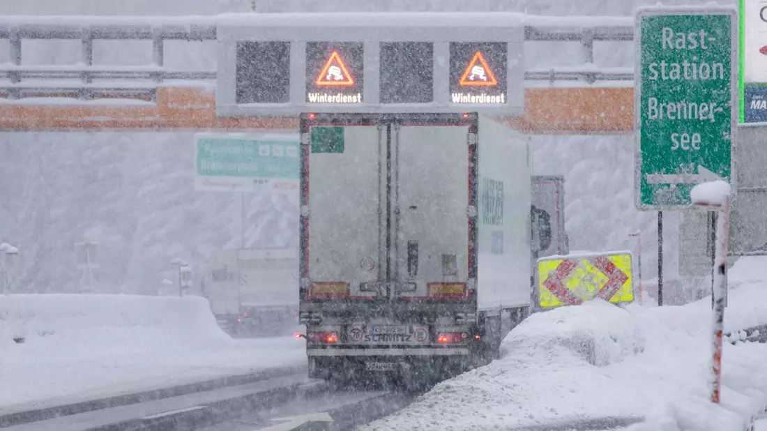 Der starke Schneefall beeinträchtigt die  wichtige Verkehrsroute von Deutschland nach Italien (Archivbild). - Bild: Bernd März/dpa