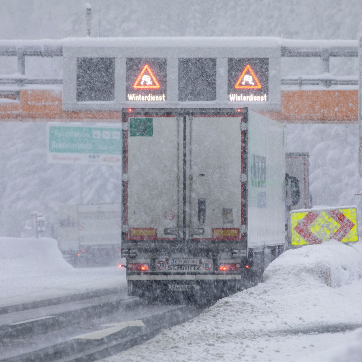 Der starke Schneefall beeinträchtigt die  wichtige Verkehrsroute von Deutschland nach Italien (Archivbild). - Foto: Bernd März/dpa