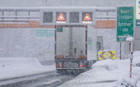 Der starke Schneefall beeinträchtigt die  wichtige Verkehrsroute von Deutschland nach Italien (Archivbild). - Foto: Bernd März/dpa