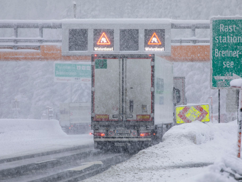 Der starke Schneefall beeinträchtigt die  wichtige Verkehrsroute von Deutschland nach Italien (Archivbild). - Foto: Bernd März/dpa