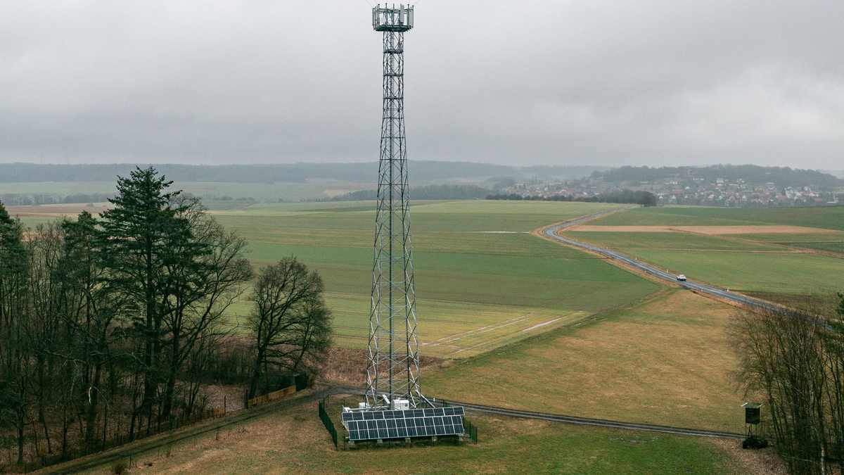 Der Sendemast von Telefónica (O2) im  mittelhessischen Vogelsbergkreis. - Foto: Quirin Leppert/O2 Telefónica /dpa