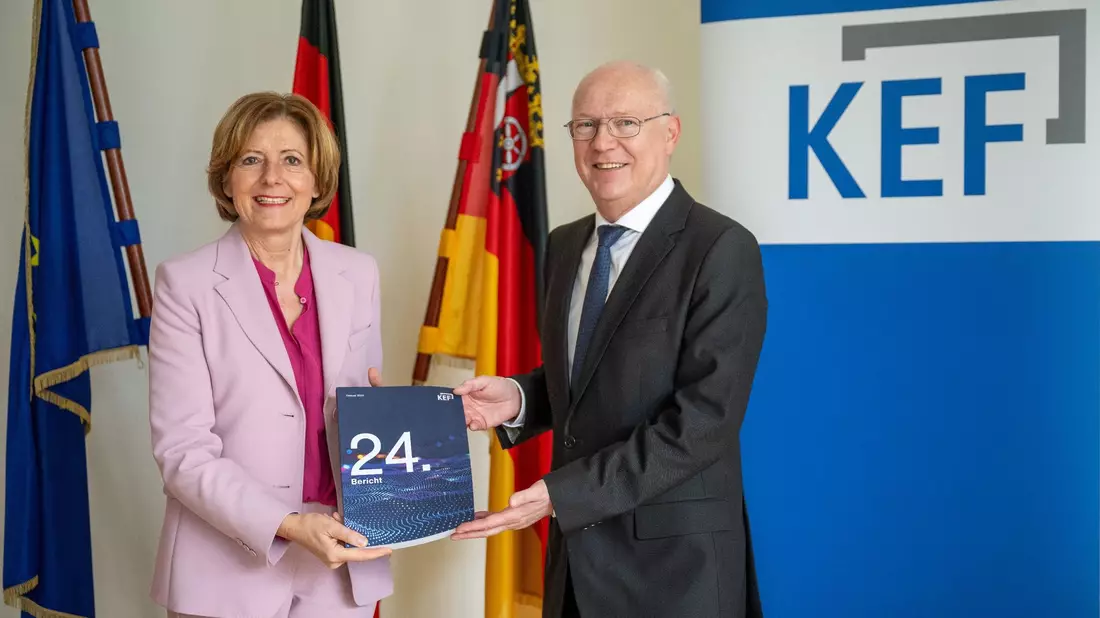 Der KEF-Vorsitzende Martin Detzel übergibt den 24. KEF-Bericht an Ministerpräsidentin Malu Dreyer. - Bild: Monika Skolimowska/dpa