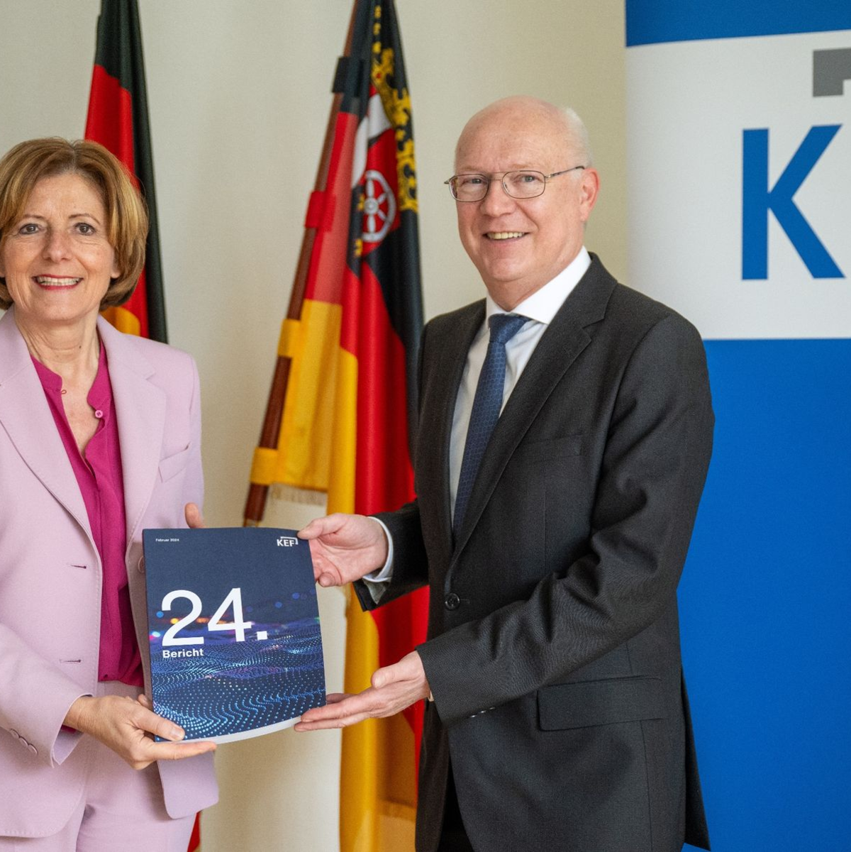 Der KEF-Vorsitzende Martin Detzel übergibt den 24. KEF-Bericht an Ministerpräsidentin Malu Dreyer. - Foto: Monika Skolimowska/dpa