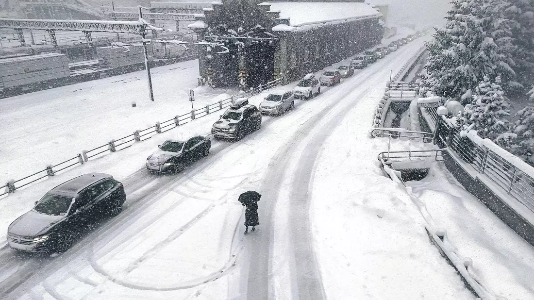 Eingeschneite Autos auf der Brennerautobahn im Stau. - Bild: Markus Angerer/APA/dpa