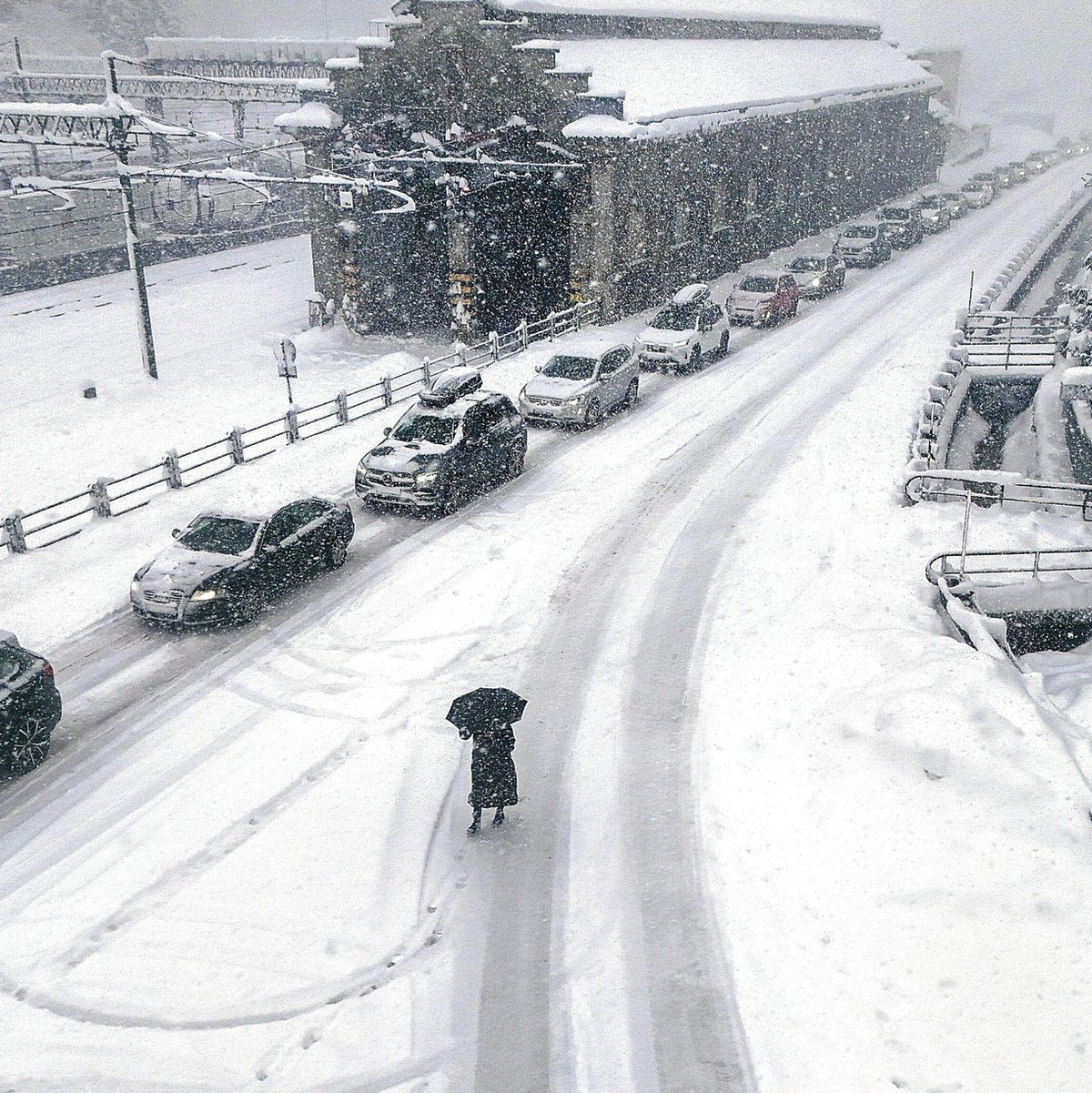 Eingeschneite Autos auf der Brennerautobahn im Stau. - Foto: Markus Angerer/APA/dpa