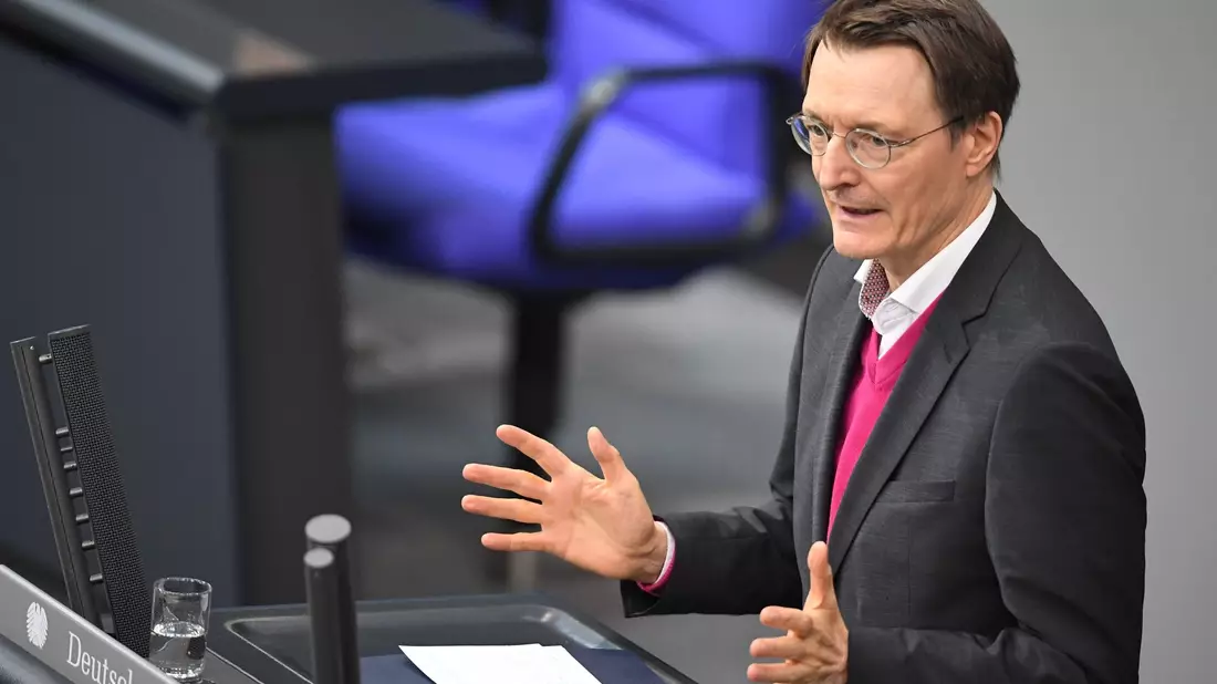 Gesundheitsminister Karl Lauterbach spricht bei der Debatte zum Gesetz zur kontrollierten Freigabe von Cannabis im Bundestag. - Bild: Serhat Kocak/dpa