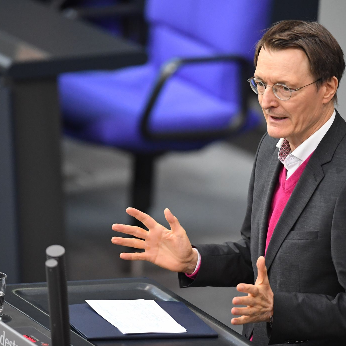 Gesundheitsminister Karl Lauterbach spricht bei der Debatte zum Gesetz zur kontrollierten Freigabe von Cannabis im Bundestag. - Foto: Serhat Kocak/dpa
