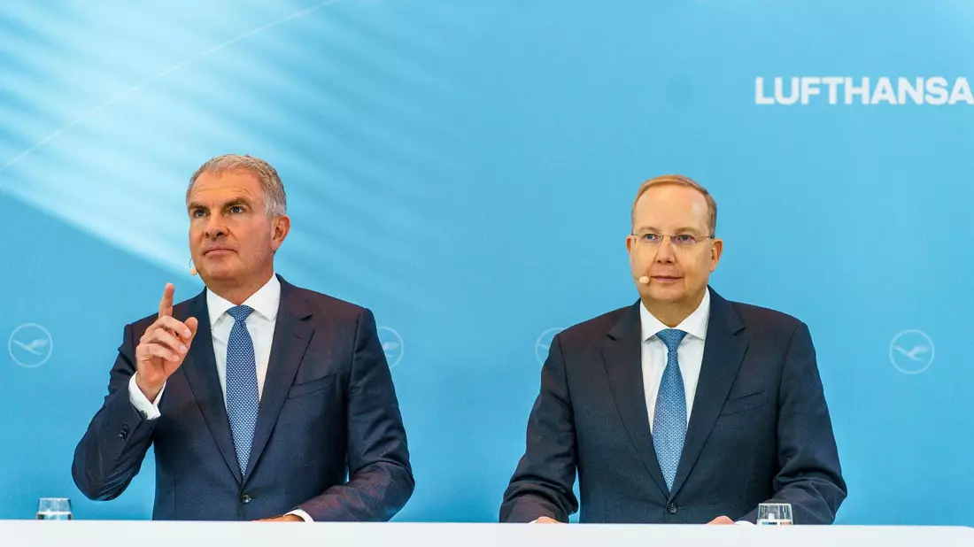 Lufthansa-Chef Carsten Spohr (l) bleibt an Bord, Finanzchef Remco Steenbergen (r) verlässt das Unternehmen dagegen. - Bild: Andreas Arnold/dpa