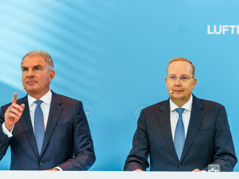 Lufthansa-Chef Carsten Spohr (l) bleibt an Bord, Finanzchef Remco Steenbergen (r) verlässt das Unternehmen dagegen. - Foto: Andreas Arnold/dpa