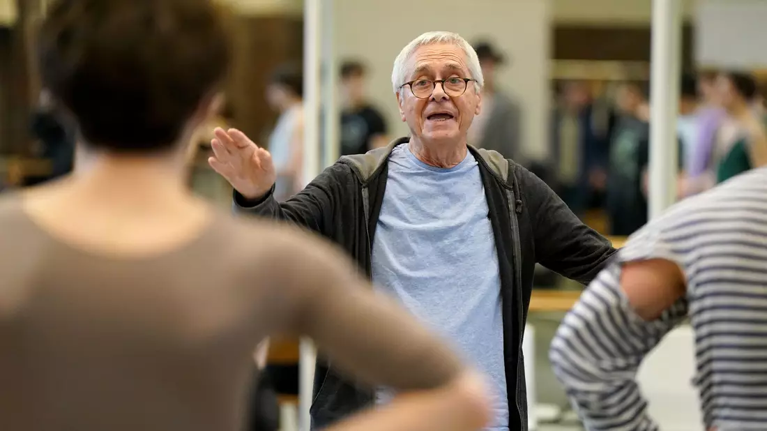 Intendant John Neumeier mit  Tänzerinnen und Tänzern bei einer Probe zu «Odyssee» im Ballettsaal. - Bild: Marcus Brandt/dpa