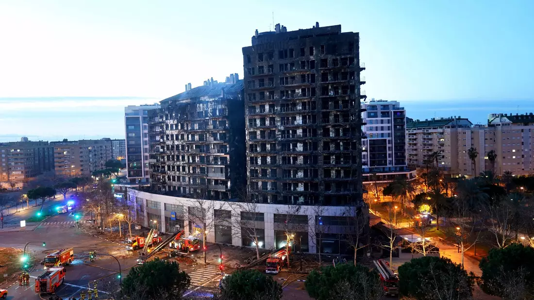 Das Hochhaus in Valencia ist völlig ausgebrannt. - Bild: Alberto Saiz/AP/dpa